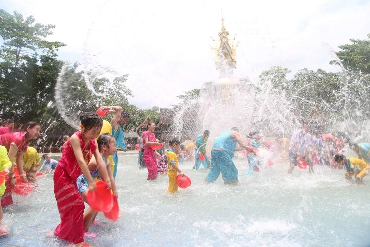 云南西双版纳傣族泼水节一览表,西双版纳一年一度的傣族泼水节