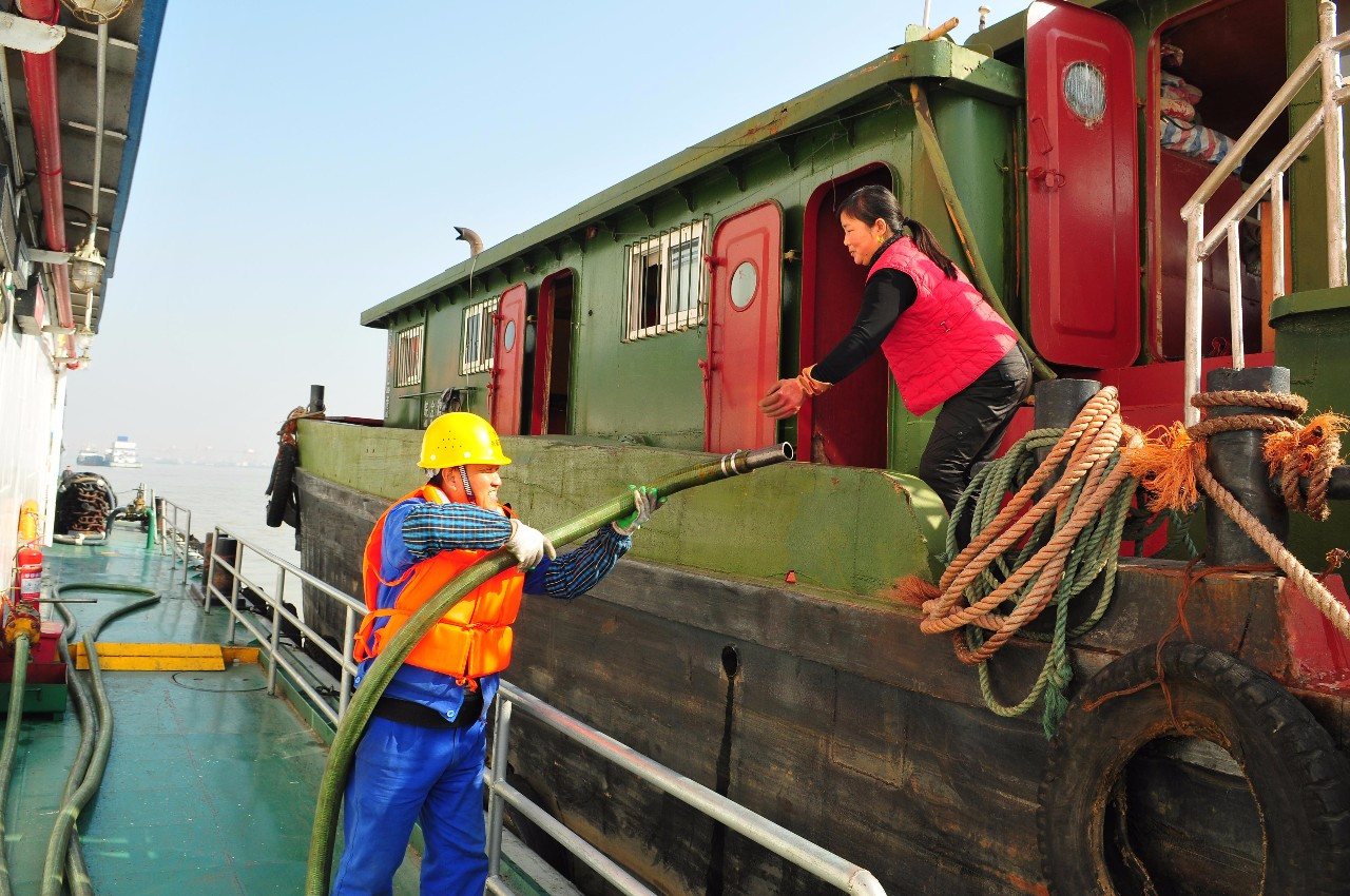 10万吨船每日油耗多少,大船一般一天油耗多少吨