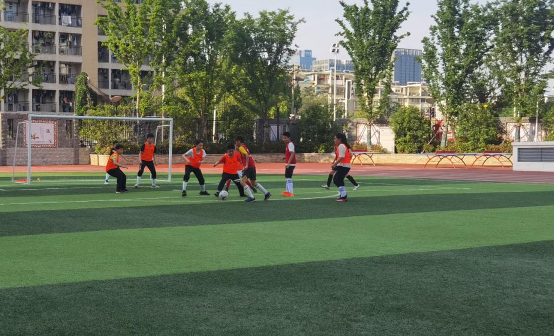 我和足球共同成长手抄报,足球让我们聚在一起