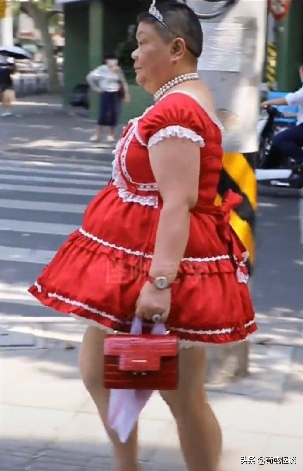 50岁“上海小公主”爆火，照出人性的丑恶