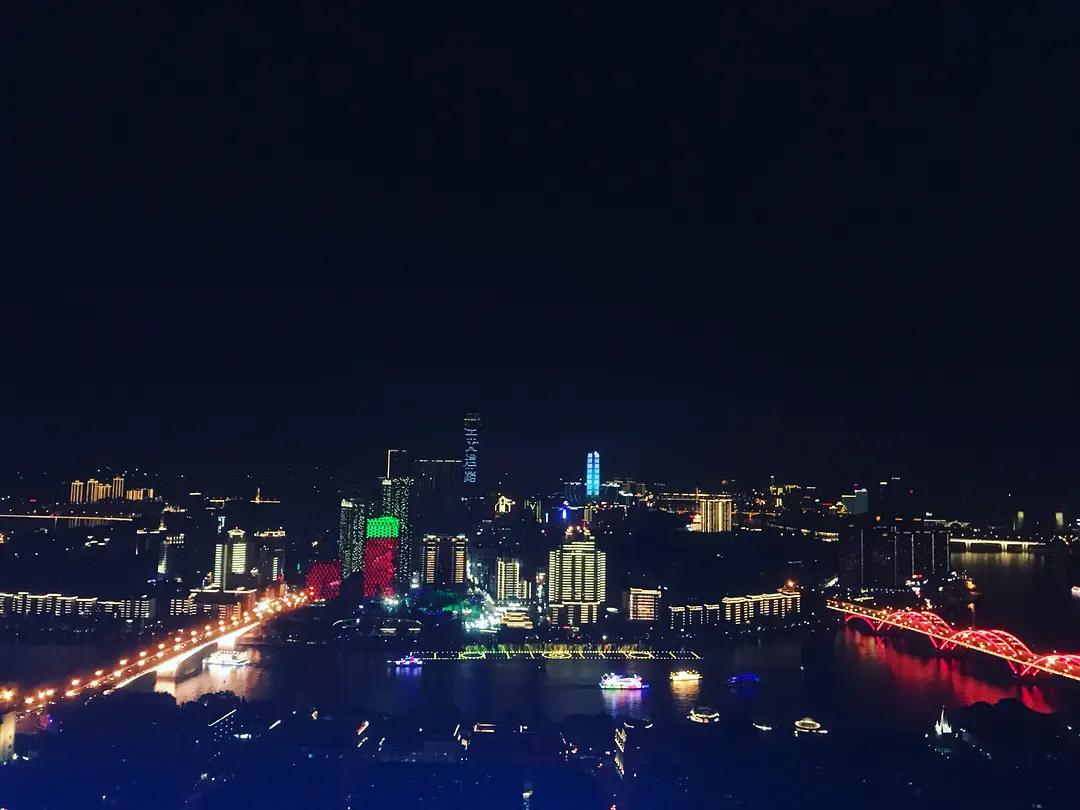 柳州10元一碗粉多菜,柳州最多配菜的螺蛳粉