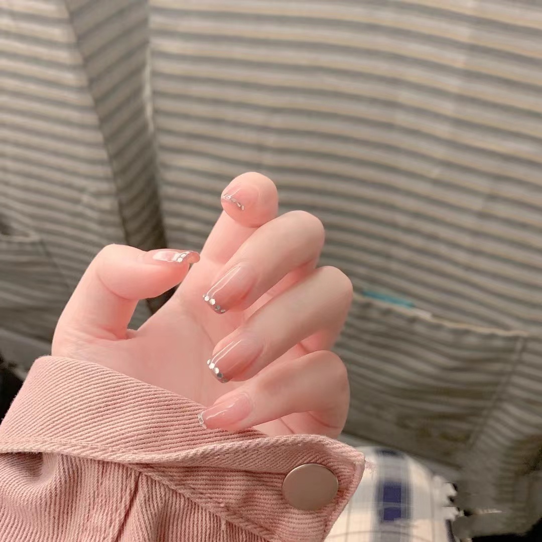 美甲的步骤烤灯是最后一步,美甲没有颜色怎么办