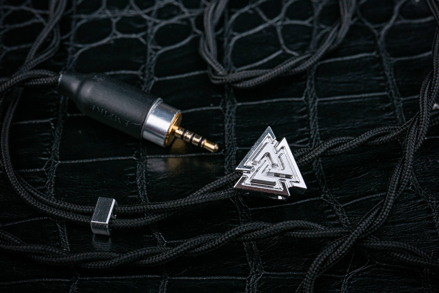 摘下面具暴露本性,摘下虚伪的面具看清自己