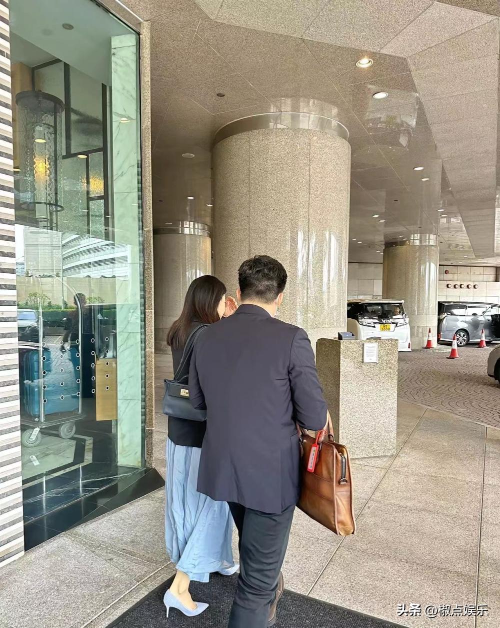 郭晶晶爱马仕15万的包,郭晶晶霍启刚穿正装