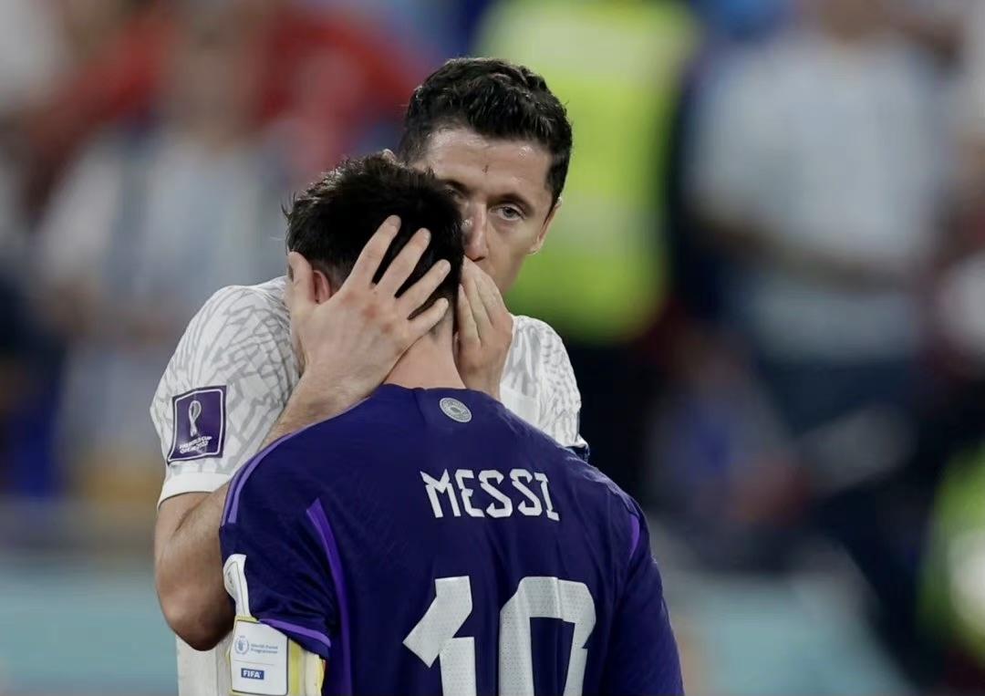 梅西世界杯红牌被罚完整视频,梅西世界杯爆冷被球迷嘲讽