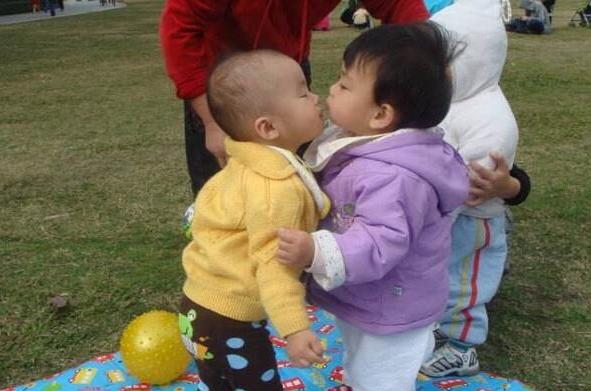 幼儿园男生堪称“情场高手”,酸倒不少网友:这是男孩的人生巅峰