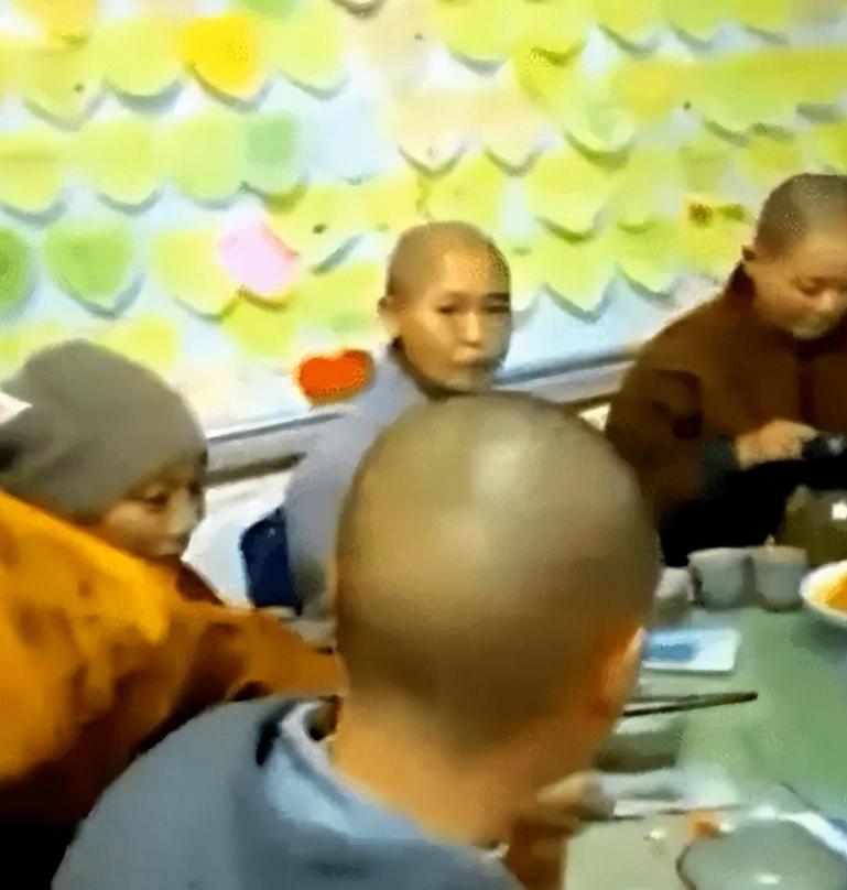 五台山出现浓妆艳抹的尼姑,五台山“尼姑”浓妆艳抹