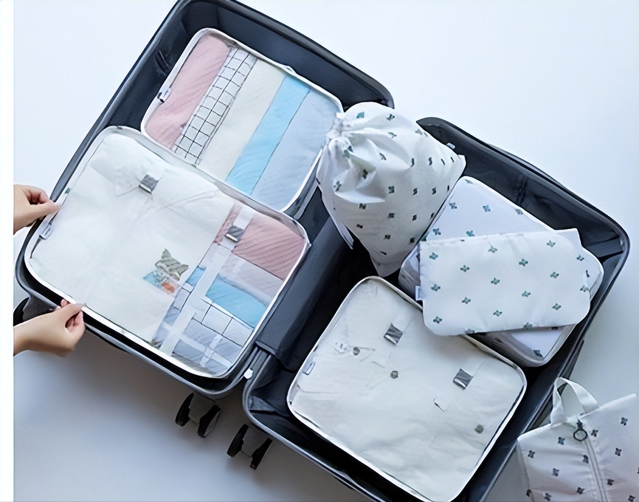 跟团两三天要带行李箱还是背包,跟团游玩背包要一直带着吗