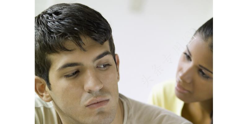 在儿子家养老，儿媳做饭摔摔打打，我一看厨房垃圾桶，连夜回家