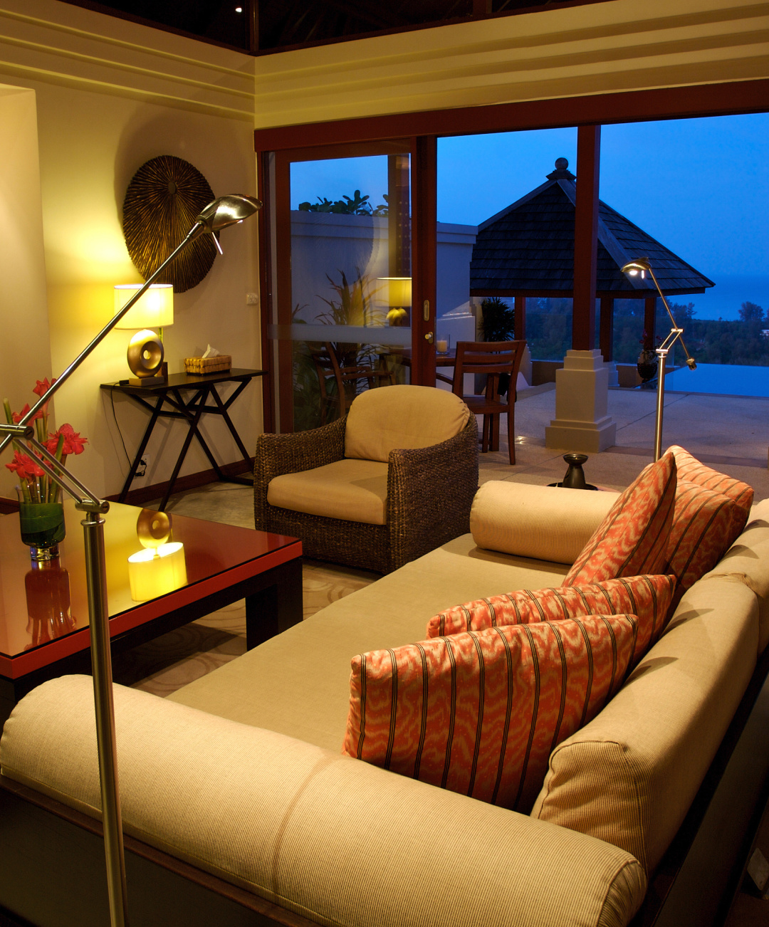 夫妻二人住酒店会被抓吗,住酒店登记身份证会核实什么