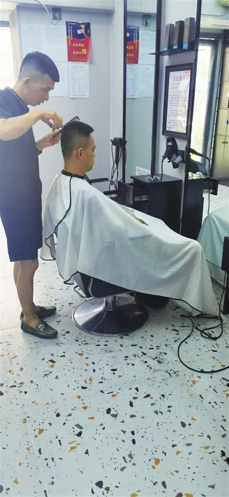 太原：热浪滚滚带火理发生意