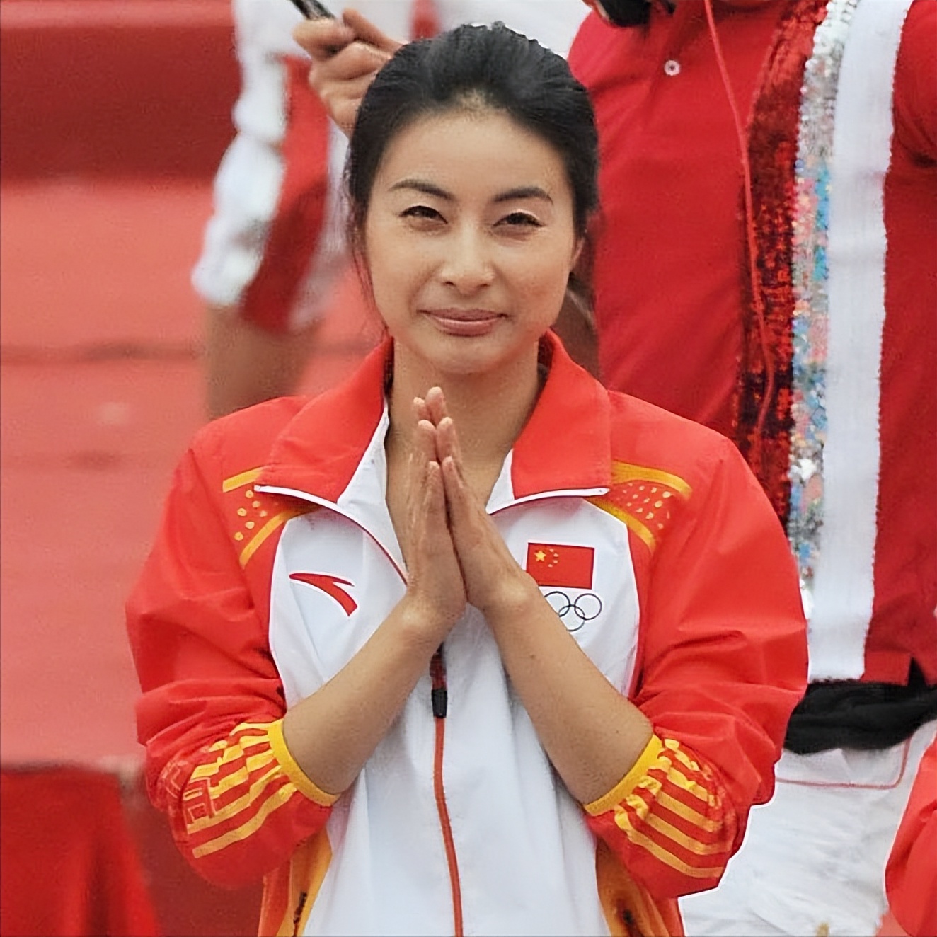 郭晶晶朴素低调回娘家,清醒贵妇郭晶晶