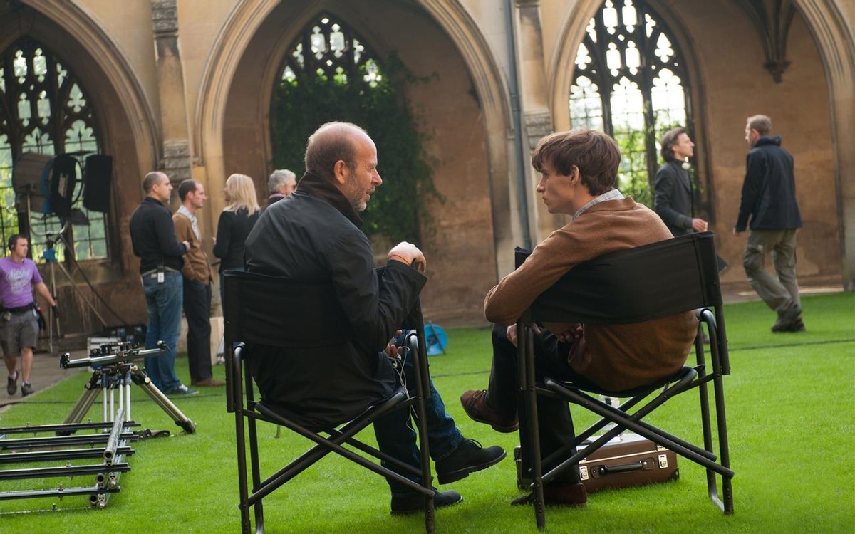 电影《万物理论》，运用空间构图手法，讲述霍金的爱情故事