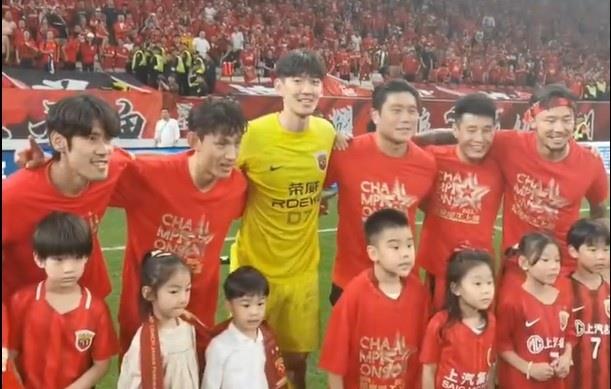 武磊中国足球球迷痛哭,武磊的孤独正是中国足球的囧途
