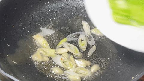 牛肉炒刀削面条最正宗的做法,白菜炒刀削面的家常做法视频