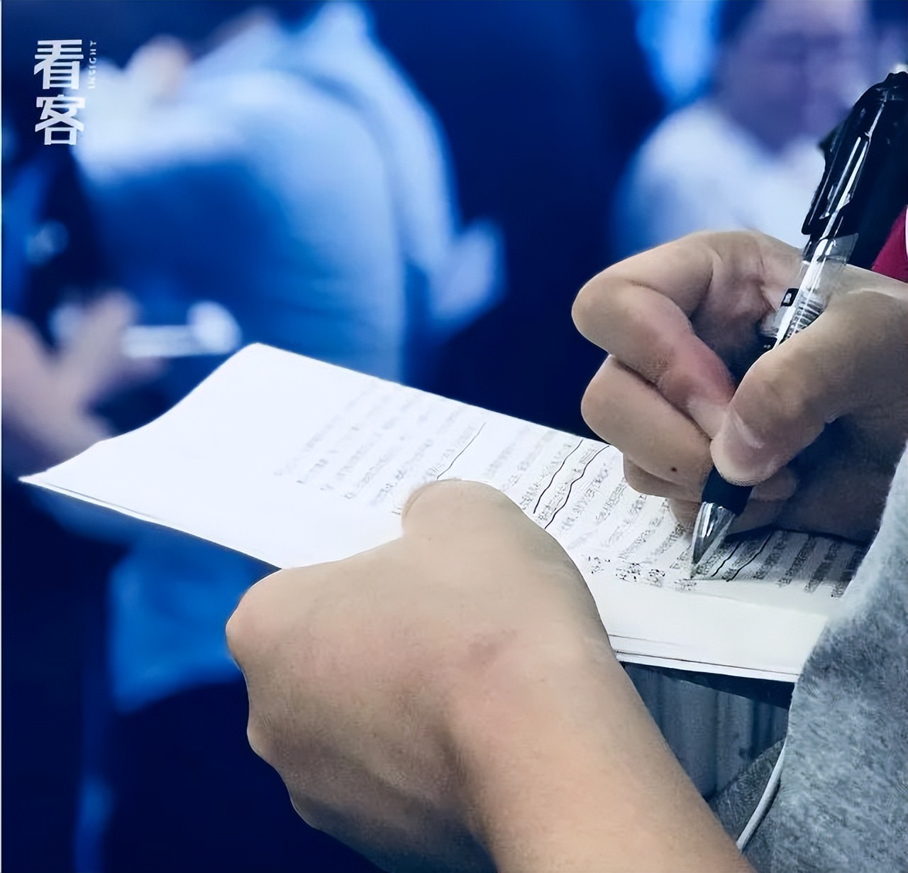 北京通勤路上,她用镜头记录2000个捧着书的人