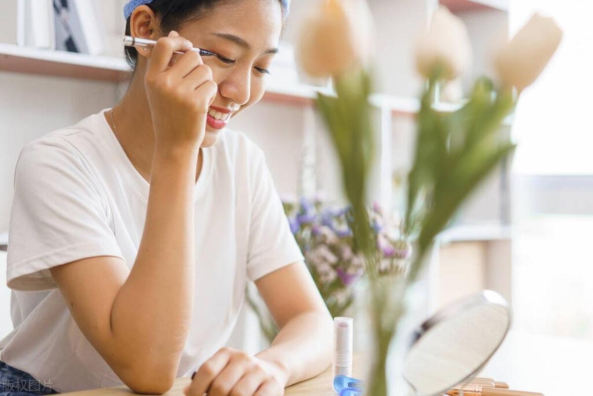 新手画眼线单眼皮外眼线,单眼皮怎么用液体眼线画眼线