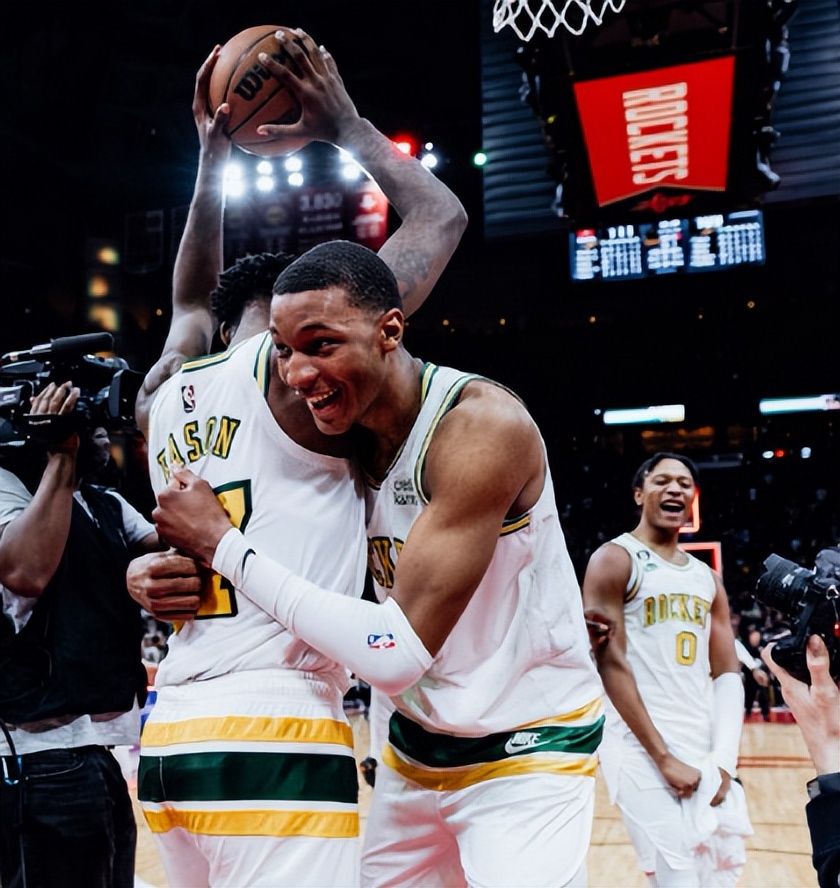 哈登正式加盟76人队穿1号,哈登加盟火箭阵容