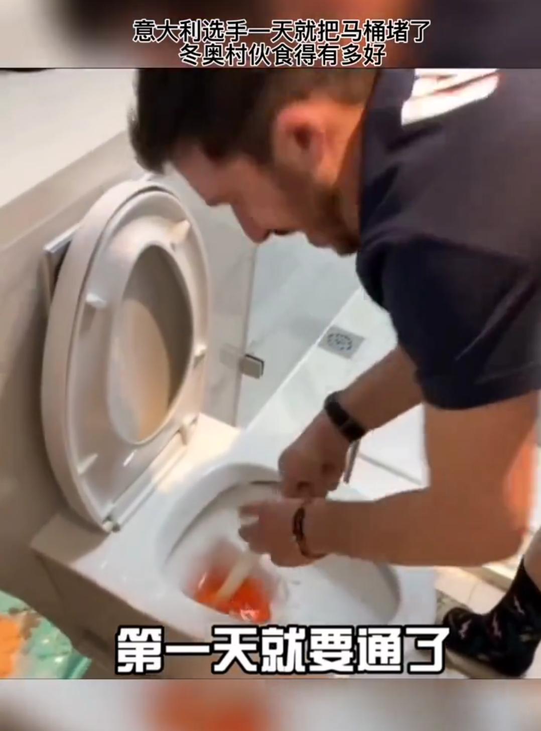 好吃也不能这么造，马桶“噎”住怎么办？