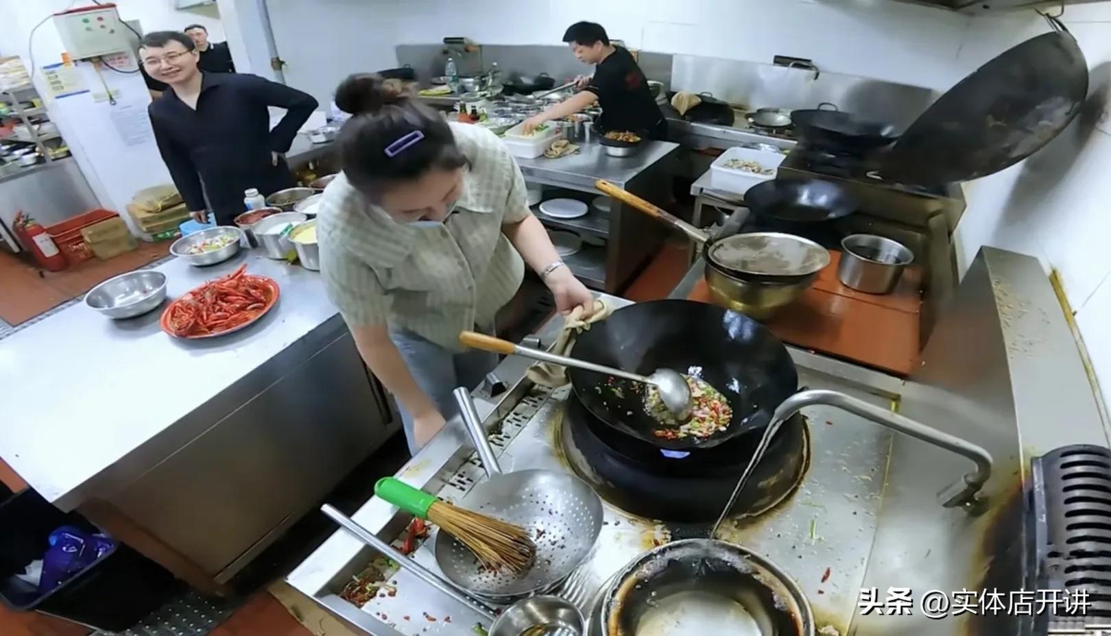 乡下小土妞儿开龙虾馆,农村土妞卖小龙虾