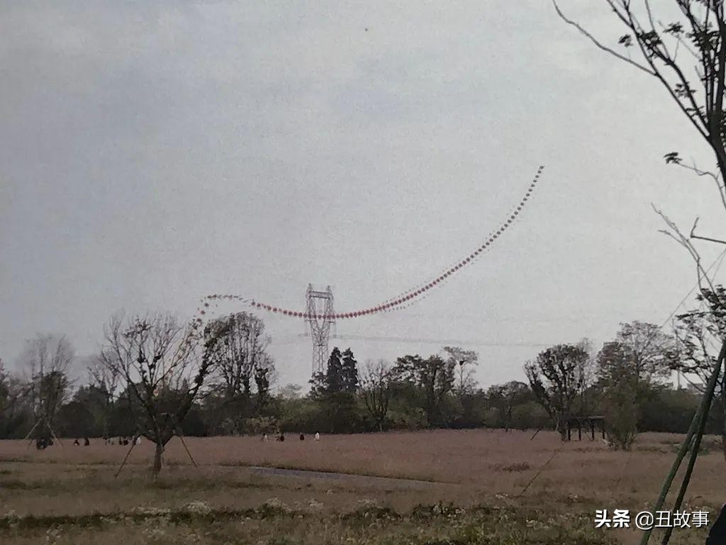 巨龙腾飞风筝的放飞现场,260米长风筝