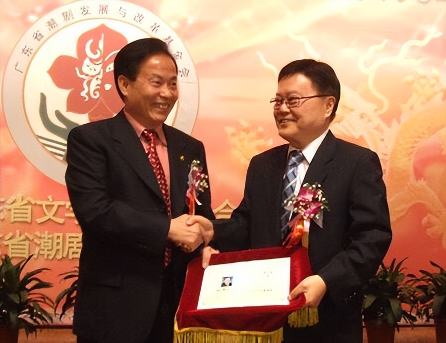 他曾是裁缝，月薪300元，逆袭成香港富豪，儿媳身家500亿，凭啥