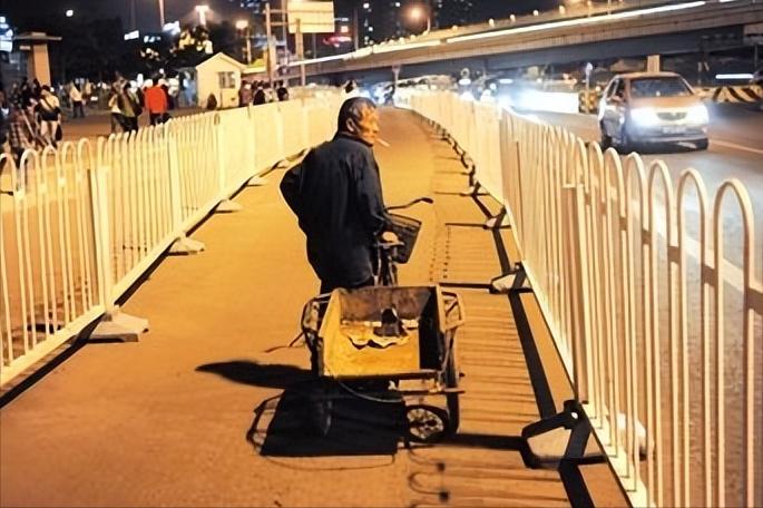 64岁老人北漂11年，掏马桶、摆地摊、做保洁，攒300万为儿买婚房