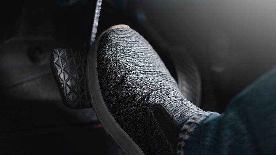 刹车踩下去有时硬有时软怎么回事,汽车刹车硬的原因及解决办法