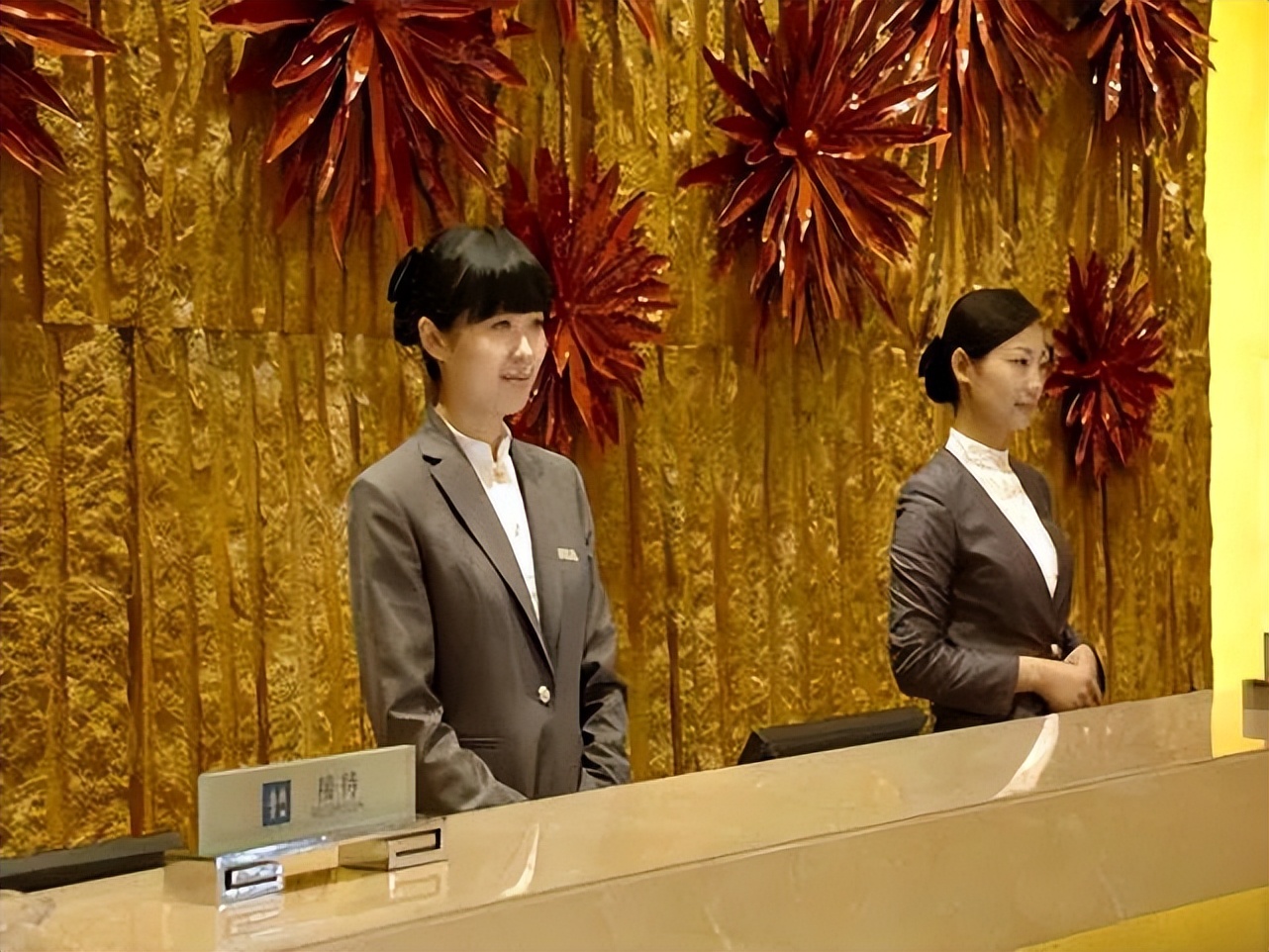 酒店前台工资低又上夜班,酒店前台上夜班底薪3200