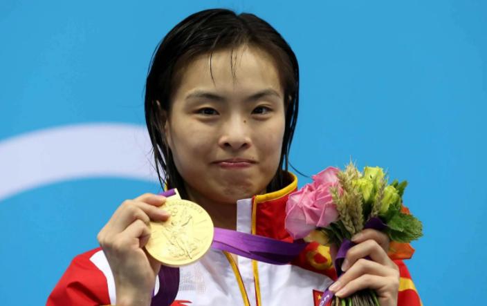 梁锦松一年收入多少亿,梁锦松为香港狂赚3万亿