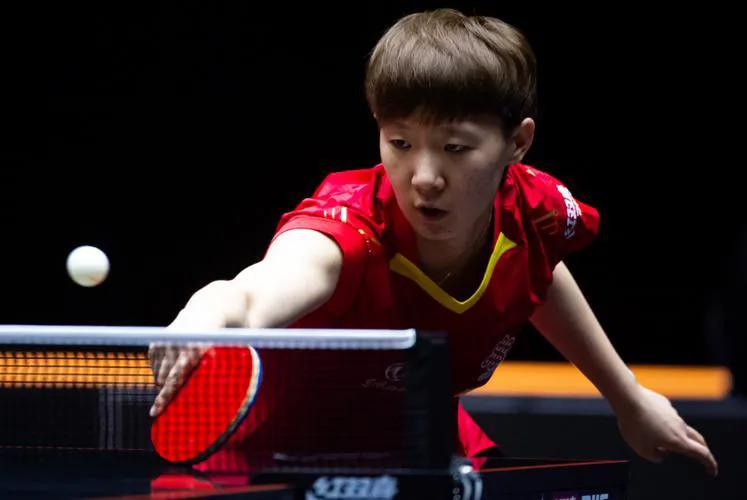 世乒赛马龙王曼昱3-0完胜,乒乓进四强