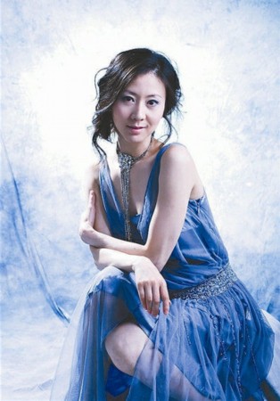 汤加丽：因人体写真集走红，父亲骂我不要脸，老公和我心生间隙