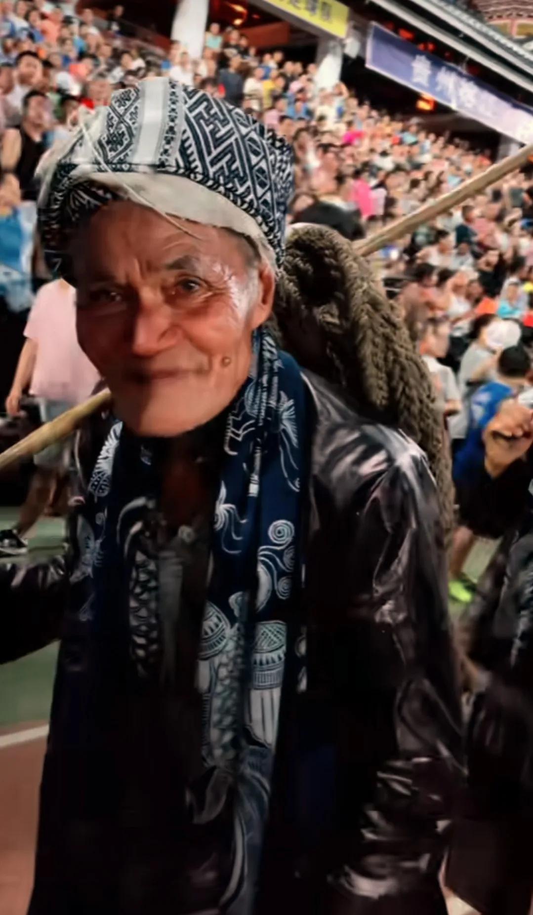 村超民族时装秀,村超足球宝贝表演