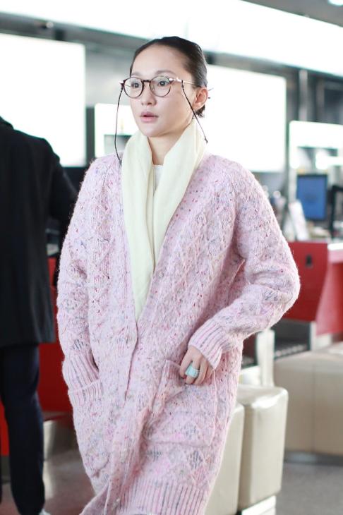 周迅亮相秀场穿搭随性,周迅机场穿衣搭配西装外套