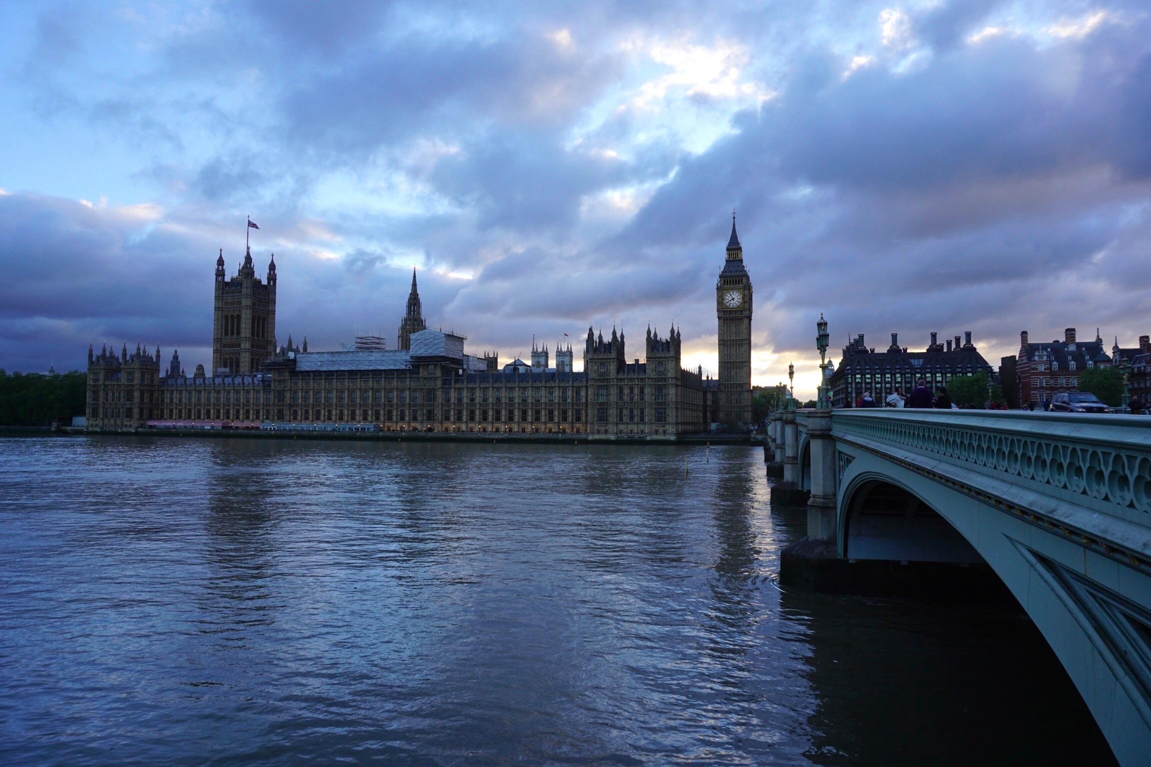 英国议员裸体醒来*院妓**,竟怪中俄下套?