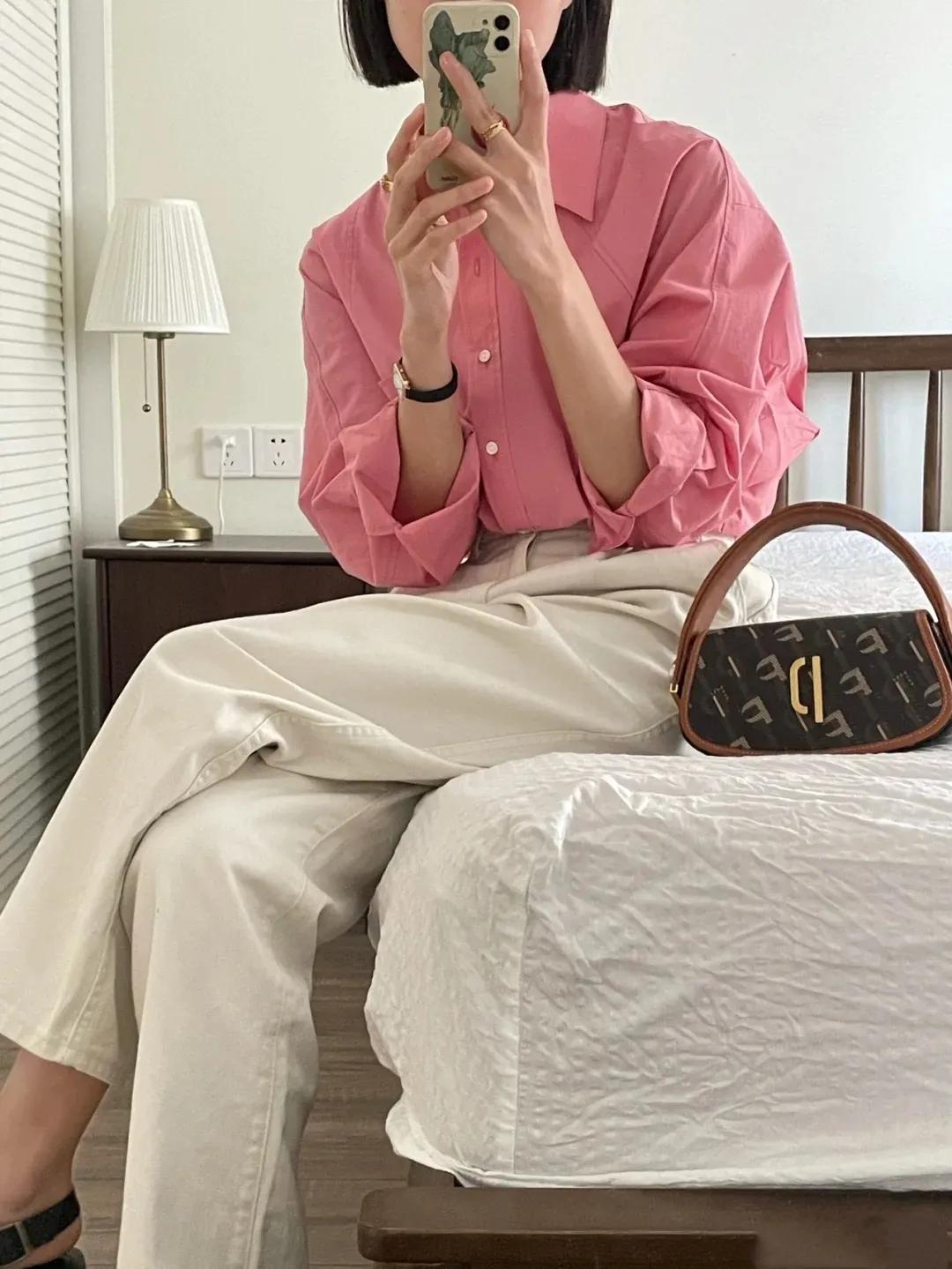 时尚穿搭展示粉色衬衫搭配牛仔裤,粉色衬衫搭配什么颜色的裤子好看