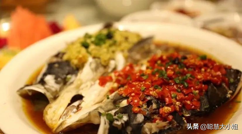 一场烟花登顶热搜！满城美食火成顶流，这座夏日小城太宝藏了！