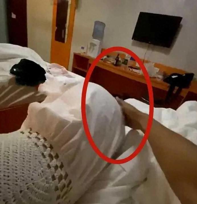 “*技师女**被拍臀部秒懂脱衣，男顾客主动许下承诺”