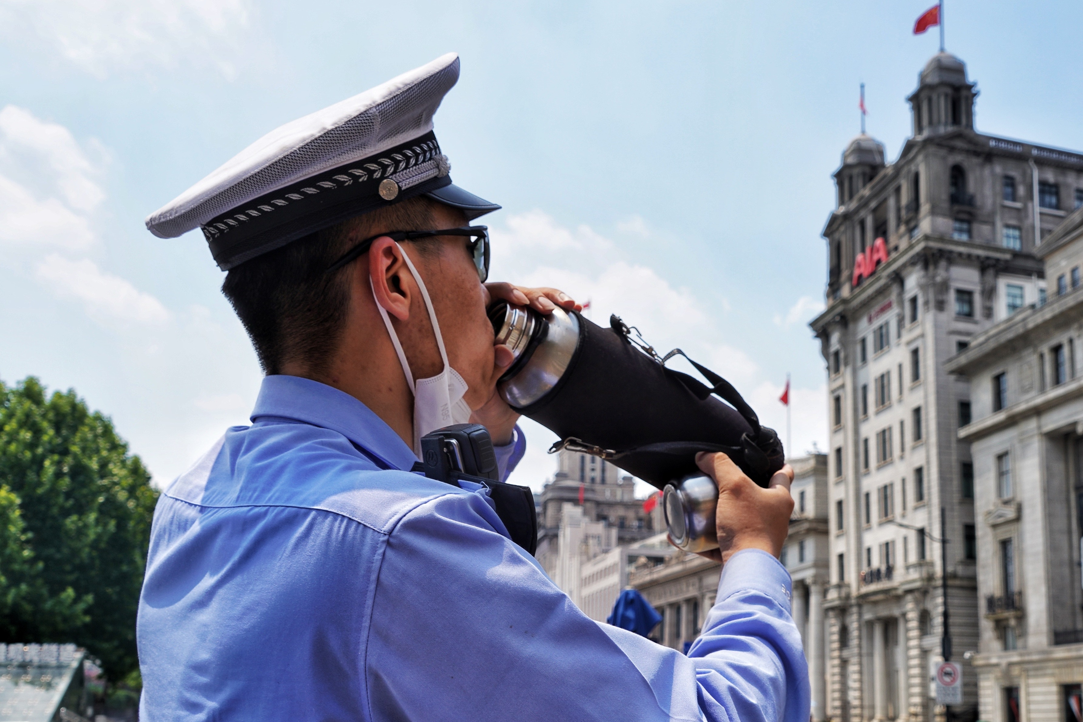 党旗在我们的心中高高飘扬,让党旗在基层一线高高飘扬