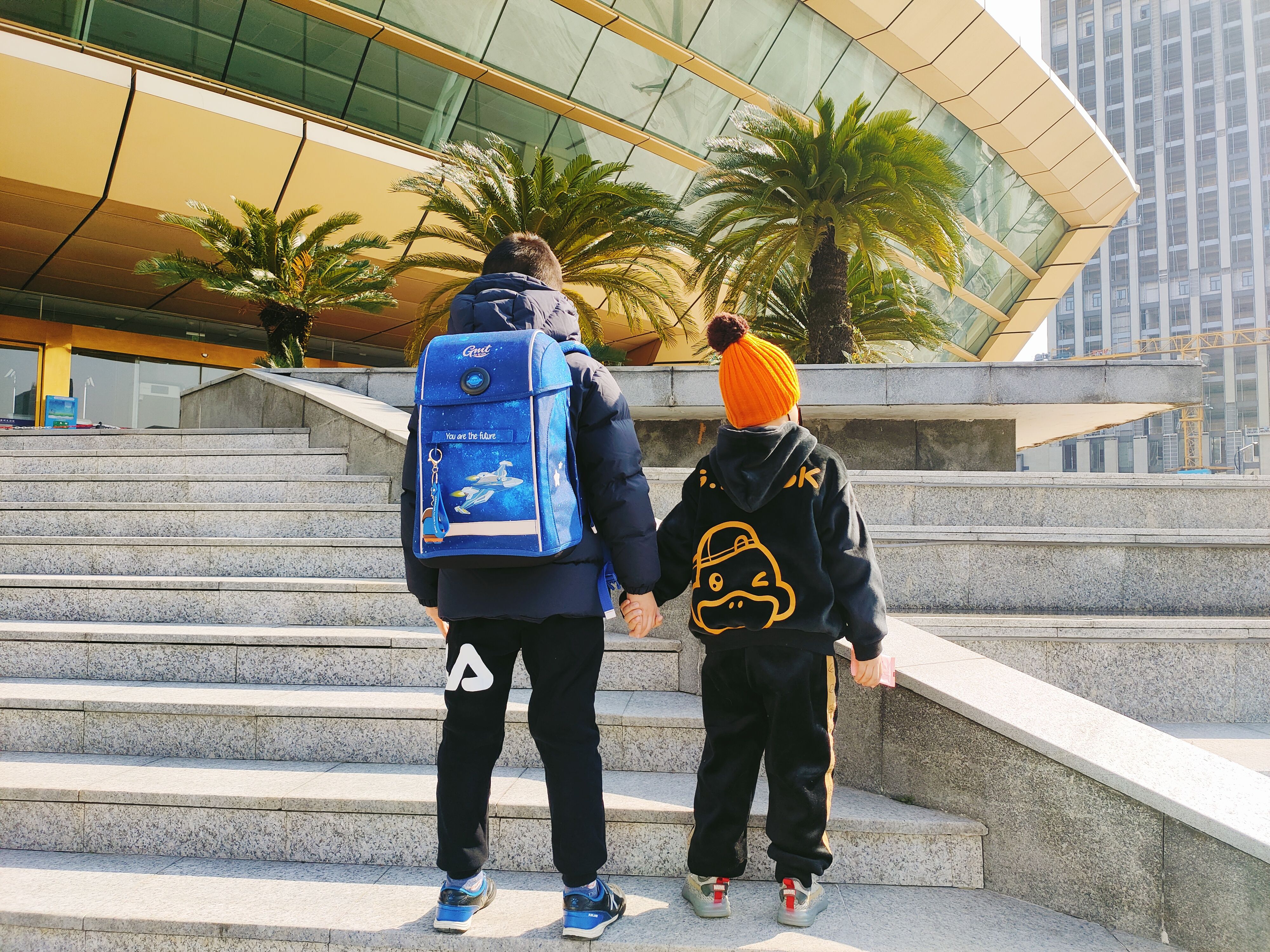 既轻便又实用的小学生书包,学生单肩书包推荐简单