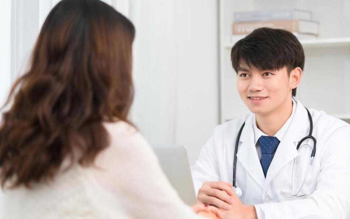 女子腹部痒，医生用镊子夹出16只阴虱！原来阴虱有4个传播途径