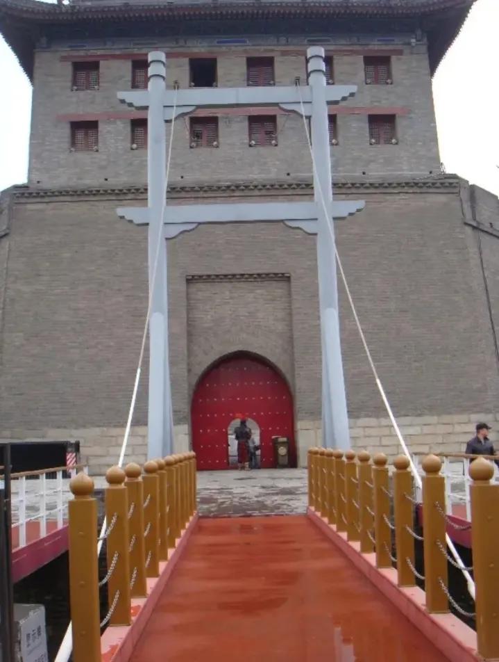 大门向内和向外开有什么讲究的吗,庭院大门开在朝南偏西好吗