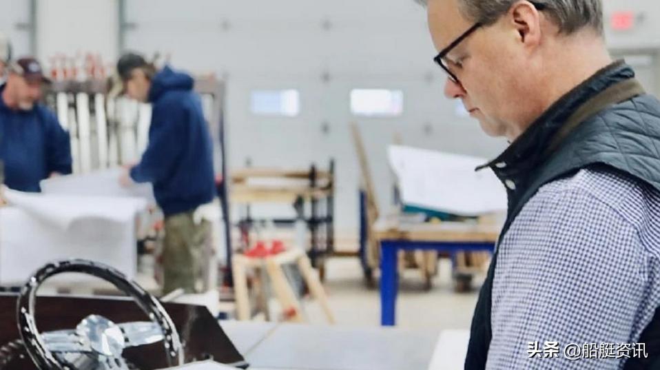 这家重生的造船商正在使用3d技术创造现代的红木经典游艇