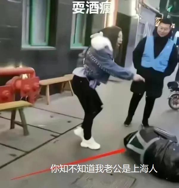 上海打人女子后续：求饶赔5万，真实身份被扒出，小哥让她懵了