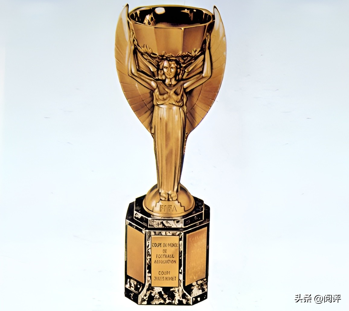 梅西亲吻大力神全场欢呼,梅西亲吻大力神杯和凝望大力神杯