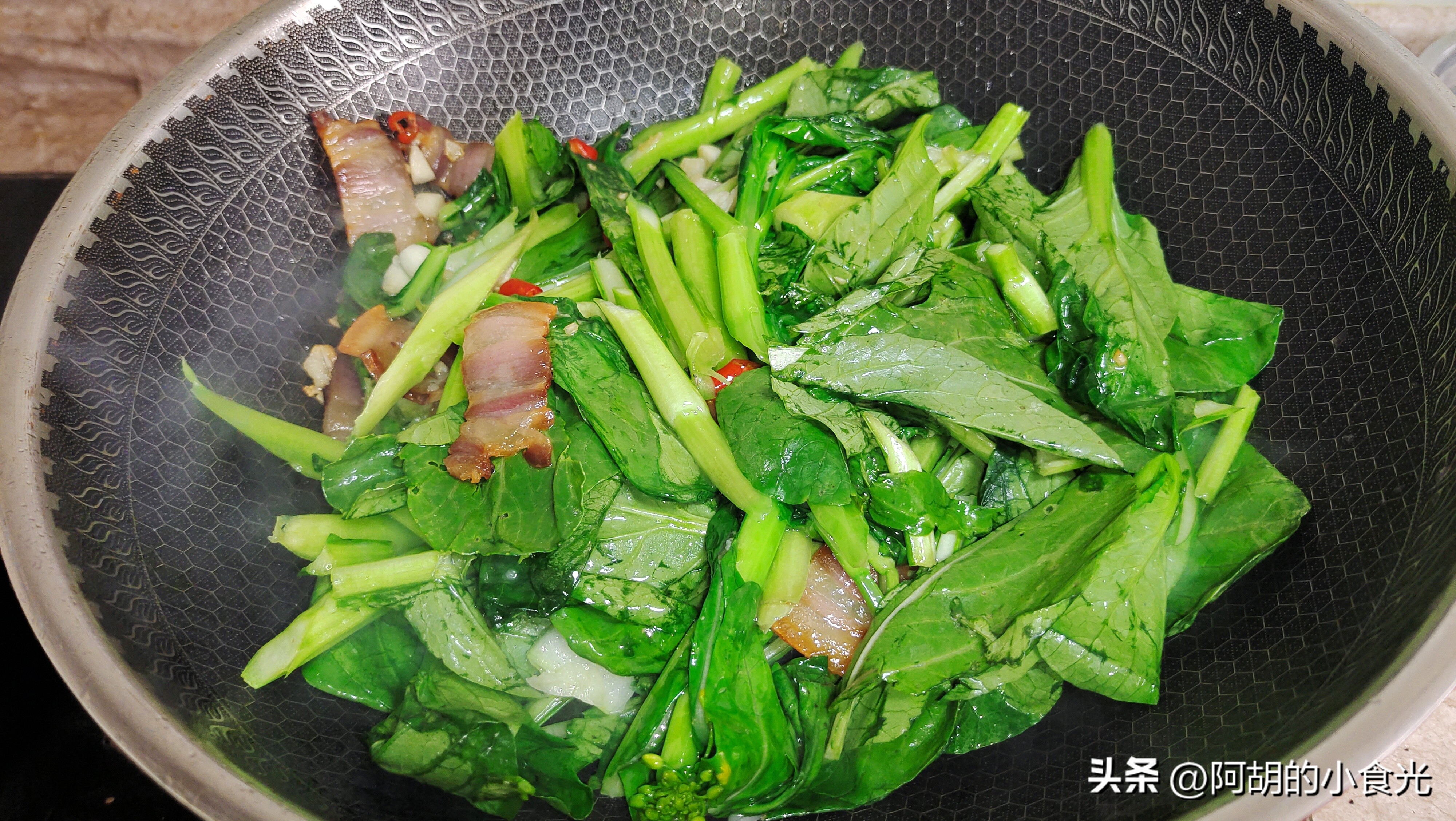 腊肉炒菜心：春天这菜“金不换”！脆嫩清甜营养丰富，谁吃谁说好