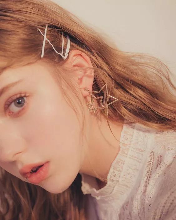 儿童用泫雅风彩色发夹怎么扎好看 (泫雅一字夹发夹佩戴方法)