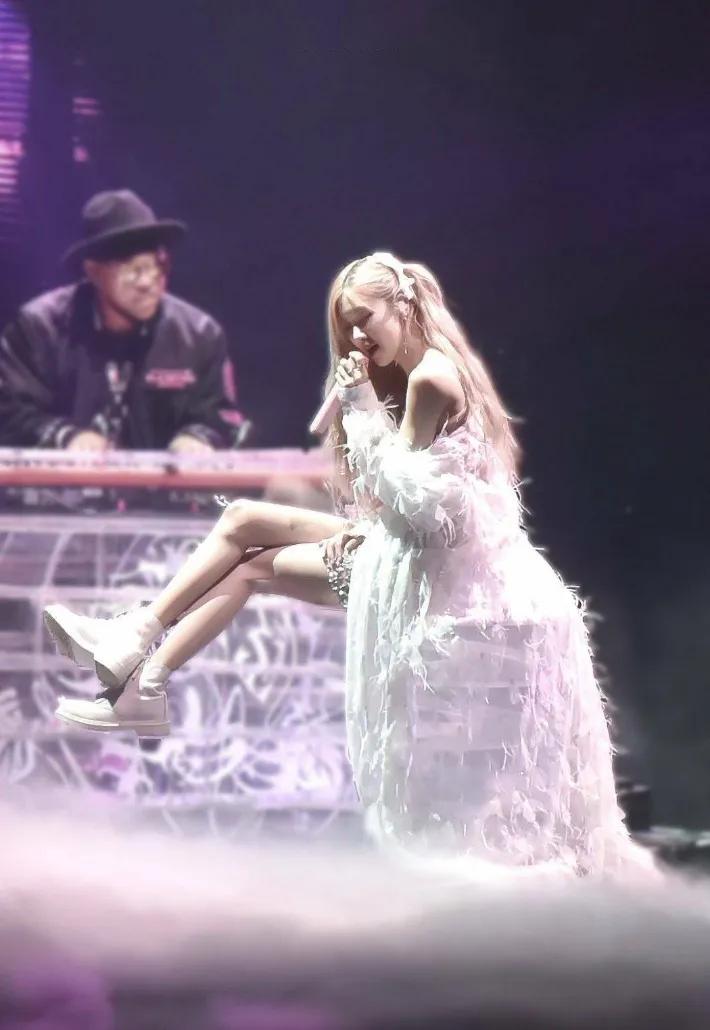 澳洲野玫瑰女士绝美海报 (罗婕女士 澳洲野玫瑰)