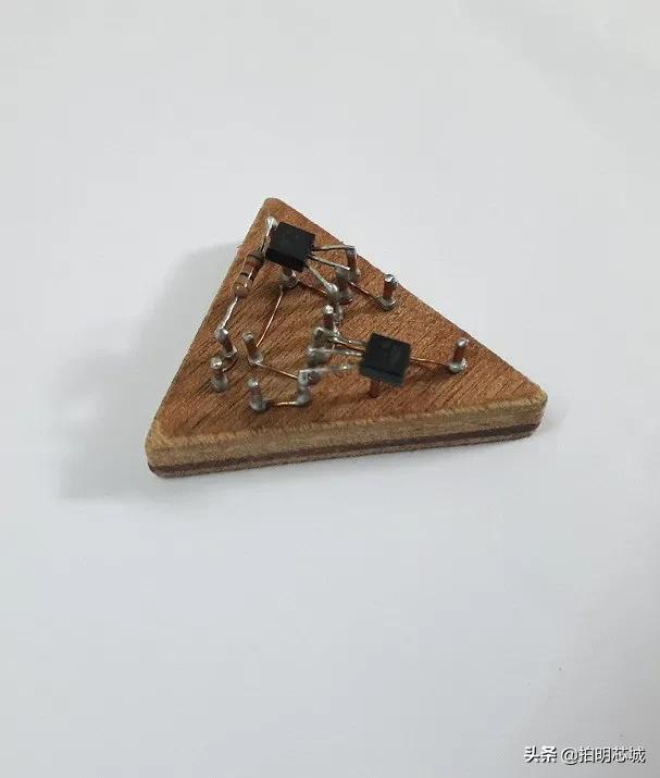 555芯片定时器工作原理,555定时器构成单稳态触发器