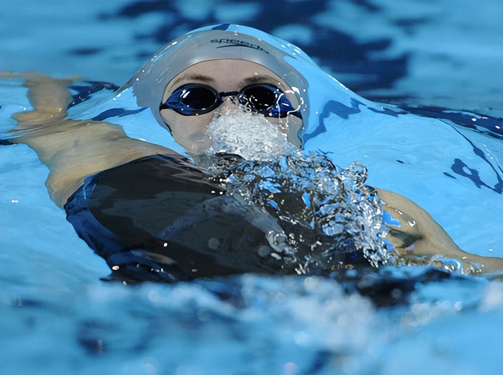 新手小白学游泳教程,新手学游泳先学什么泳姿